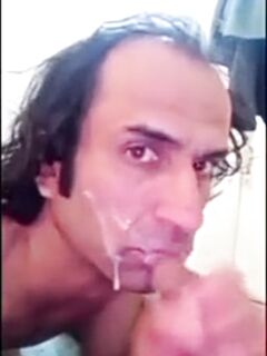 ولد يمص زب صديقه