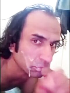 سالب خدران يشرب لبن القضيب