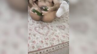 سالب يمني يفتح نفسه بلخيار ويدخل اثنيين مع بعض 6