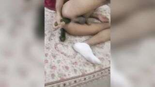 سالب يمني يفتح نفسه بلخيار ويدخل اثنيين مع بعض 6
